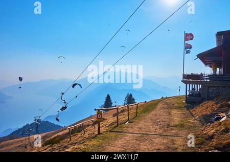 Die Segelflugzeuge am Himmel über den Hängen des Berges Cimetta im Tessin, Schweiz Stockfoto