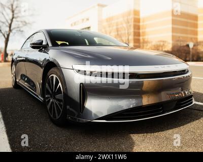 Atemberaubend, elegant und futuristisch – Lucid Air PURE Elektrofahrzeug. Stockfoto