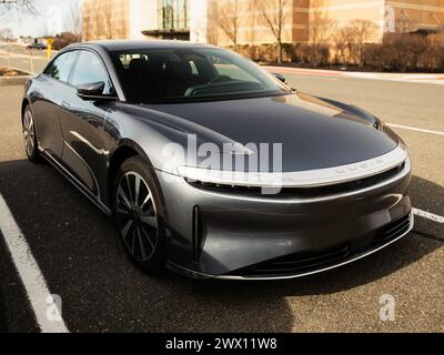 Atemberaubend, elegant und futuristisch – Lucid Air PURE Elektrofahrzeug. Stockfoto