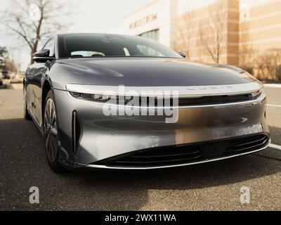 Atemberaubend, elegant und futuristisch – Lucid Air PURE Elektrofahrzeug. Stockfoto