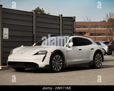 Der Porsche Taycan 4 Cross Turismo ist atemberaubend, elegant und futuristisch und verfügt über einen elektrischen Antrieb für saubere Energie an der Ladestation. Stockfoto