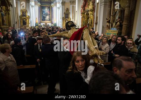 Mitglieder der Bruderschaft des Christus der Halberdiers, halten das Bild des Christus der Halberdiers in der Militärkathedrale auf ihren Schultern für den Transfer in den Königlichen Palast, dieses Jahr verzögerte der Regen seinen Abgang. Die Mitglieder der Königlichen Kongregation des Heiligen Christus des Glaubens, Christus der Helleberdiers und Maria Unbefleckte Königin der Engel der Kathedrale der Streitkräfte führen die traditionelle Übertragung des Bildes des Christus der Helleberdiers in den Königlichen Palast von Madrid durch, um es für die Prozession vorzubereiten, die am nächsten Karfreitag durch die s ausgeht Stockfoto