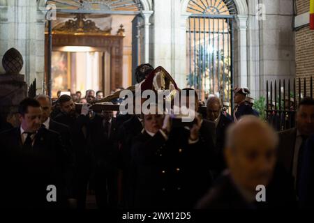 Mitglieder der Bruderschaft des Christus der Halberdiers tragen auf ihren Schultern das Bild des Christus der Halberdiers, als sie die Militärkathedrale in Richtung Königspalast verlassen. In diesem Jahr verzögerte der Regen ihre Abreise. Die Mitglieder der Königlichen Kongregation des Heiligen Christus des Glaubens, Christus der Helleberdiers und Maria Unbefleckte Königin der Engel der Kathedrale der Streitkräfte führen die traditionelle Übertragung des Bildes des Christus der Helleberdiers in den Königlichen Palast von Madrid durch, um es für die Prozession vorzubereiten, die am nächsten Karfreitag durch die Straße geht Stockfoto