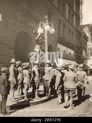 Eine Klasse der Benson Polytechnic School Army Training Detatchment installiert elektrische Hörner in den Straßen von Portland Oregon CA. 1919 Stockfoto