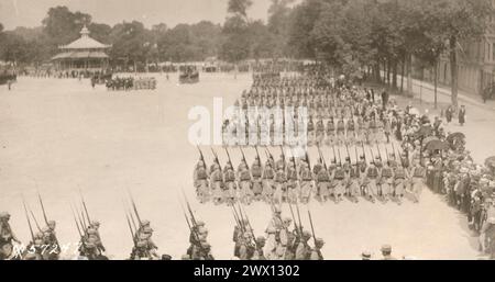 Französische Truppen im Rückblick, Place de Armes, La Rochelle, Frankreich CA. Juni 1918 Stockfoto