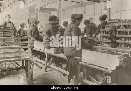 Frauen arbeiten in einer Munitionsfabrik in Frankreich CA. 1917-1918 Stockfoto