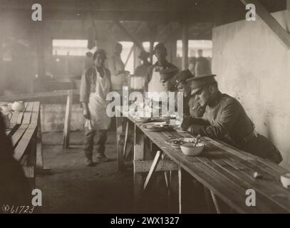 Bei der A.E.F. in Frankreich. Innenansicht von Soldaten, die in einem Kasino in einem der Basishäfen essen, Frankreich CA. 1917-1920 Stockfoto