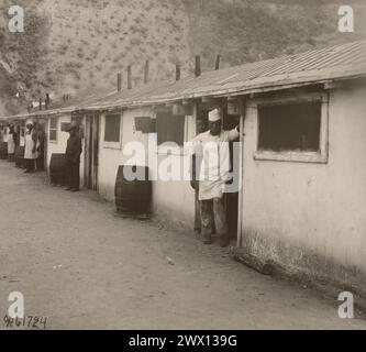 Afroamerikanische Köche stehen vor Camp Cooking Shacks in Frankreich ca. 1918-1919 Stockfoto