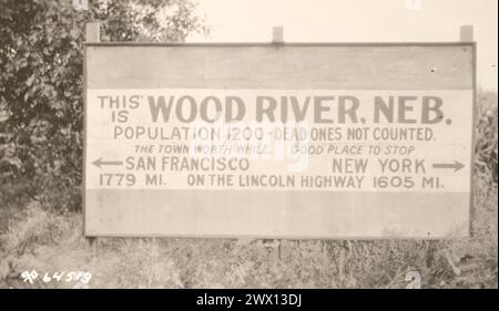 Transatlantik-Motorkonvoi. Dieses Zeichen des Lincoln Highway scheint darauf hinzuweisen, dass es selbst im Wood River, Nebraska, CA, „stromführende Leitungen“ gibt. August 1919 Stockfoto