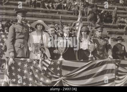 Verleihung von Medaillen und Pokalen an die Preisträger des Essaywettbewerbs der Army National School, Washington, D.C. Preisträger des Wettbewerbs im Stand mit General March, Secretary Baker und Adjutant General Harris CA. 1920 Stockfoto