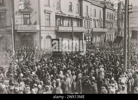 Demonstration russischer Sozialrevolutionäre mit Bannern und roten Fahnen. Wladiwostok, Sibirien CA. März 1920 Stockfoto