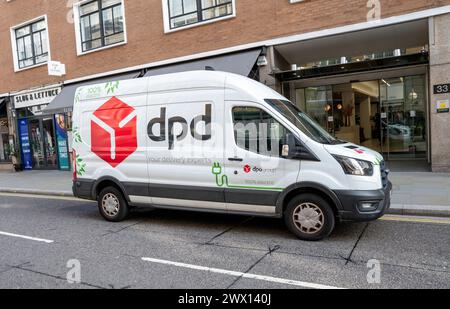 London, UK - 21. März 2024 : DPD-Lieferwagen in London. GeoPost (ehemals DPDgroup) ist ein internationaler Paketzustellungsdienst mit Sitz in I Stockfoto