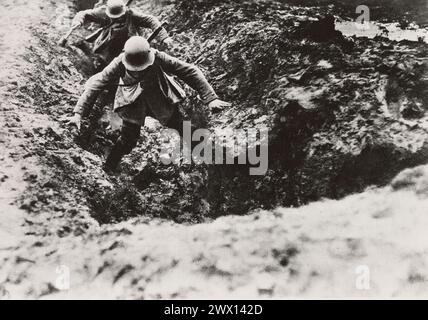 Sturmtruppen, die sich durch einen hoffnungslos schlammigen Graben bewegen. 6. Deutsche Armee ca. 1916 Stockfoto