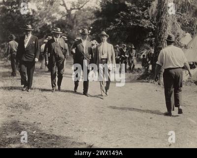 Originalunterschrift: Mississippi River Flood, 1927. Sek. Von war Dwight Davis und SEC. Von Commerce Herbert Hoover und Party in Natchez, Miss. CA. 1927 Stockfoto