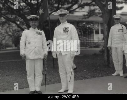 Vizeadmiral Hyakutake von der japanischen Marine und Generalmajor Briant H. Wells, Commanding General, hawaiianisches Departement, während eines offiziellen Besuchs von Ex. Fort Shafter, Territorium von Hawaii, 14. Juni 1933 Stockfoto