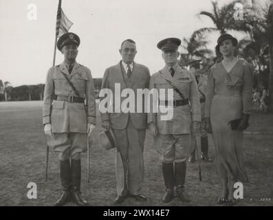 Lawrence M. Judd, Gouverneur von Hawaii, überprüft die Truppen in ft. Shafter, Territorium von Hawaii. L bis R.; Oberst Geo.L Hicks; Gouverneur Lawrence M. Judd; Generalmajor Briant H. Wells; Mrs. Hotchkiss CA. 1933 Stockfoto