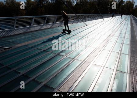 Die Sundial Bridge in Turtle Bay ist eine weltberühmte Fußgängerbrücke und öffentliche Kunstinstallation, die den Sacramento River in Redding überquert und mit dem Fluss verbunden ist Stockfoto