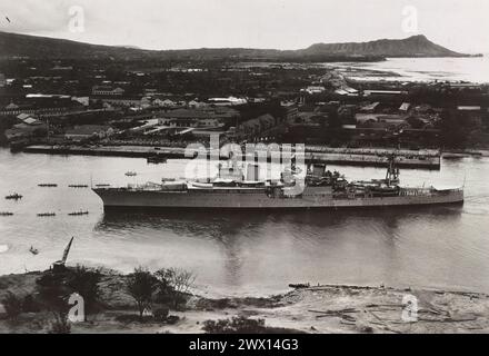 Ankunft von Präsident Franklin D. Roosevelt, USS Houston, in Honolulu, Territorium von Hawaii CA. Juli 1934 Stockfoto