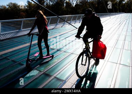 Die Sundial Bridge in Turtle Bay ist eine weltberühmte Fußgängerbrücke und öffentliche Kunstinstallation, die den Sacramento River in Redding überquert und mit dem Fluss verbunden ist Stockfoto
