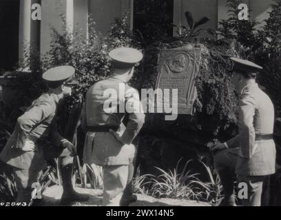 Honolulu, Territorium von Hawaii. Dieses Denkmal für Captain James Cook, das sich auf dem Gelände des Palastes befindet, ist für diese Soldaten sehr interessant. 1931 Stockfoto