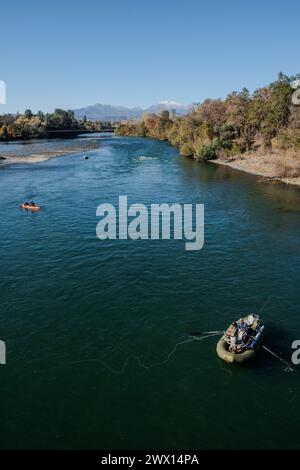 Die Sundial Bridge in Turtle Bay ist eine weltberühmte Fußgängerbrücke und öffentliche Kunstinstallation, die den Sacramento River in Redding überquert und mit dem Fluss verbunden ist Stockfoto