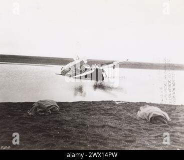 Originalunterschrift: Point Barrow, Alaska. Szene der Wiley Post und will Rogers Crash mit den Leichen von Rogers und Post im Vordergrund; August 1935. Stockfoto