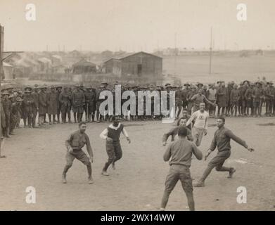 Originalunterschrift: St. Nazaire, Frankreich, 15. New York Infanterie, jetzt 369. Infanterie, ein farbiges Regiment beteiligt sich an einem Basketballspiel ca. 1918 Stockfoto