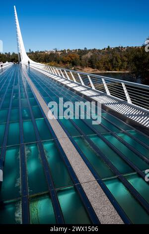 Die Sundial Bridge in Turtle Bay ist eine weltberühmte Fußgängerbrücke und öffentliche Kunstinstallation, die den Sacramento River in Redding überquert und mit dem Fluss verbunden ist Stockfoto