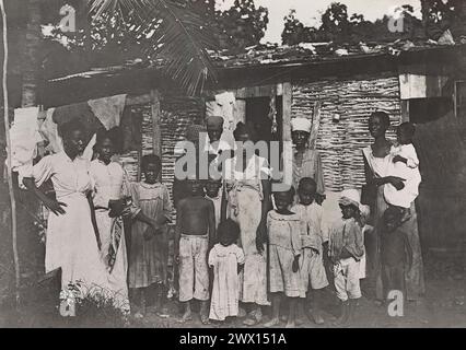 Reconcentrados (Landbewohner, die das Militär in Konzentrationslagern beigesetzt hat) in der Nähe des städtischen Krankenhauses, Santiago, Kuba CA. Möglicherweise 1895-1898 Stockfoto