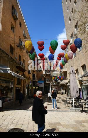 Street Art hängt über den Fußgängerzonen im Zentrum Jerusalems, Israel. Stockfoto