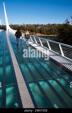 Die Sundial Bridge in Turtle Bay ist eine weltberühmte Fußgängerbrücke und öffentliche Kunstinstallation, die den Sacramento River in Redding überquert und mit dem Fluss verbunden ist Stockfoto