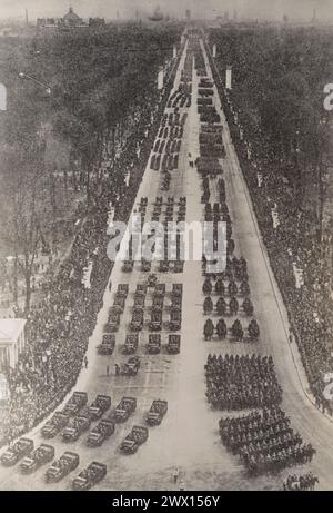 Deutsche Militärparade zu Ehren von Adolf Hitlers Geburtstag. Die Parade Forming. Berlin, Deutschland ca. Juni 1939 Stockfoto