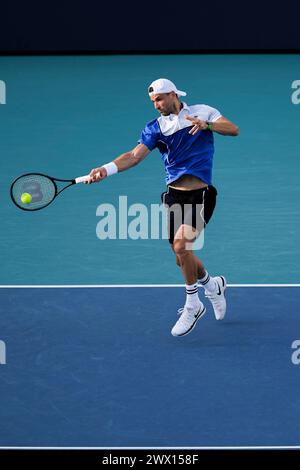 Miami, Florida, USA. März 2024. Grigor Dimitrov (Bulgarien) trifft in der vierten Runde der Männer-Singles beim Tennis-Turnier der Miami Open gegen Hubert Hurkacz (Polen) eine Vorhand. Dimitrov gewann das Spiel mit 3:6, 6:3, 7:6. (Kreditbild: © Richard Dole/ZUMA Press Wire) NUR REDAKTIONELLE VERWENDUNG! Nicht für kommerzielle ZWECKE! Stockfoto