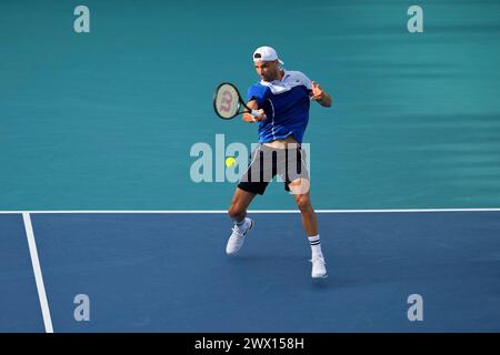 Miami, Florida, USA. März 2024. Grigor Dimitrov (Bulgarien) trifft in der vierten Runde der Männer-Singles beim Tennis-Turnier der Miami Open gegen Hubert Hurkacz (Polen) eine Vorhand. Dimitrov gewann das Spiel mit 3:6, 6:3, 7:6. (Kreditbild: © Richard Dole/ZUMA Press Wire) NUR REDAKTIONELLE VERWENDUNG! Nicht für kommerzielle ZWECKE! Stockfoto