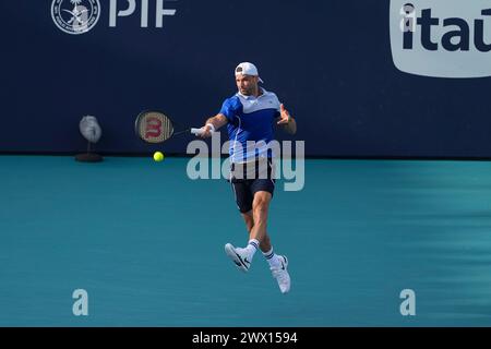 Miami, Florida, USA. März 2024. Grigor Dimitrov (Bulgarien) trifft in der vierten Runde der Männer-Singles beim Tennis-Turnier der Miami Open gegen Hubert Hurkacz (Polen) eine Vorhand. Dimitrov gewann das Spiel mit 3:6, 6:3, 7:6. (Kreditbild: © Richard Dole/ZUMA Press Wire) NUR REDAKTIONELLE VERWENDUNG! Nicht für kommerzielle ZWECKE! Stockfoto