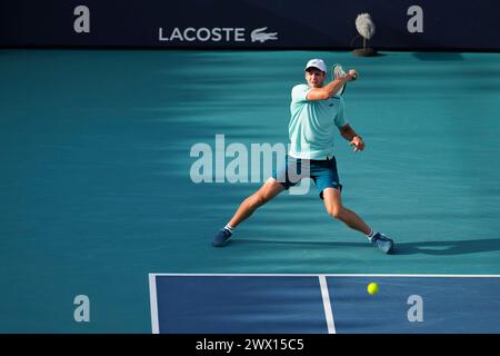 Miami, Florida, USA. März 2024. Hubert Hurkacz (Polen) trifft in der vierten Runde der Männer-Singles beim Tennis-Turnier der Miami Open gegen Grigor Dimitrov (Bulgarien) eine Vorhand. Dimitrov gewann das Spiel mit 3:6, 6:3, 7:6. (Kreditbild: © Richard Dole/ZUMA Press Wire) NUR REDAKTIONELLE VERWENDUNG! Nicht für kommerzielle ZWECKE! Stockfoto