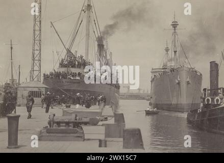 (Originalunterschrift) USS Matsonia (rechts) zog in Schleusen, bevor sie mit Truppen der 81. Division in Richtung USA abreiste. St. Nazaire, Frankreich, USS Panaman (links) ca. Juni 1919 Stockfoto