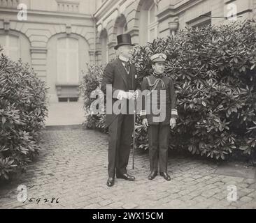 Mr. Bernard Baruch und Konteradmiral Cary T. Grayson, Berater und medizinischer Berater von Präsident Wilson vor dem Königspalast. Brüssel, Belgien ca. Juni 1919 Stockfoto