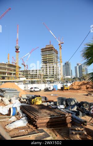 Große Baustelle in der Nähe der Hassan Bek Moschee in Tel Aviv, Israel. Stockfoto