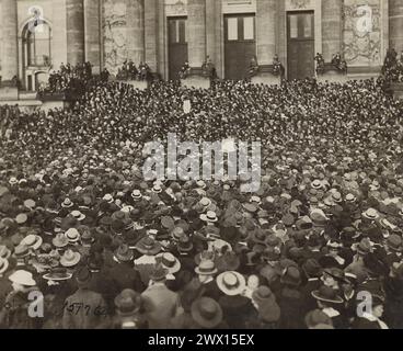 Menschenmassen vor dem Reichstag, die während der Demonstration gegen Friedensbedingungen angesprochen werden. Berlin, Deutschland ca. Mai 1919 Stockfoto