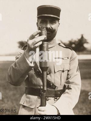 Vivian Bissieres (V.B.) Gewehrgranate in der rechten Hand eines Soldaten mit einer Posaune oder (englisch) Blunderbus-Befestigung ca. Dezember 1917 Stockfoto