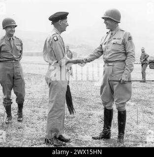 General Bernard Law Montgomery wird von Lieutenant General George S. Patton Jr. am Flughafen Palermo verabschiedet. Juli 1943 Stockfoto