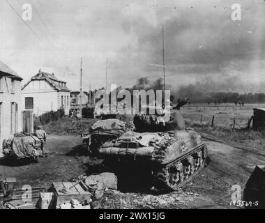 American Armor Fans sind in der Nähe von Gelin, Belgien, um auf die Gefangene deutsche Infanterie Ca zu schießen. September 1944 Stockfoto