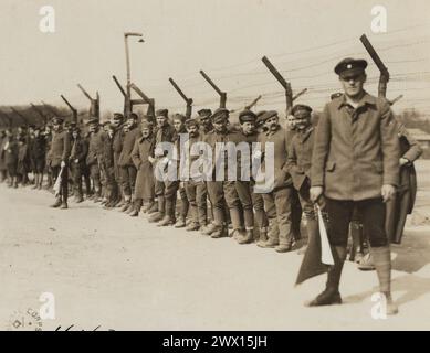 DEUTSCHE GEFANGENE SCHAUEN SICH IHR Lieblingsspiel "Fuseball" an. Zentrale Gefangene des Krieges. St. Pierre Des Corps. Indre et Loire, Frankreich CA. April 1919 Stockfoto