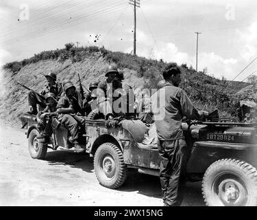 Koreanischer Krieg: Männer der D-Kompanie, 1. Bataillon, 21. Infanterieregiment, ziehen nach hinten, um eine wohlverdiente Ruhe zu erhalten. CA. 1950 Stockfoto