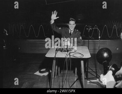 Sgt Elvis A. Presley, 32nd Armored, 3rd Armored Division, Friedberg, in Civilian Life ein Aufnahme- und Filmstar, hält seine letzte Pressekonferenz in Deutschland, bevor er in die USA und Civilian Life zurückkehrt, im engagierten Men’s Club Ray Barracks CA. März 1960 Stockfoto