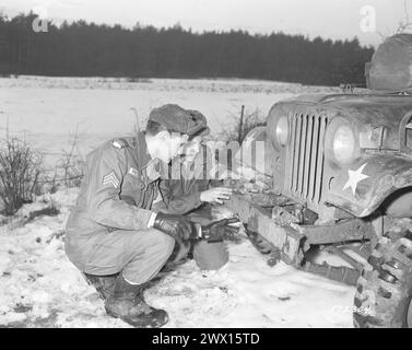 Sgt Elvis Presley überprüft Jeep mit seinem 32. Armor Scout Pvt. Lonnie Wolfe, Fahrer von Presleys Jeep Ca. 1960 Stockfoto