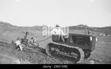 Foto: Neues Modell WM Allis-Chalmers Traktor und Ausrüstung Tilgung von Ackerland am Capitan Grande CA. 1937 Stockfoto