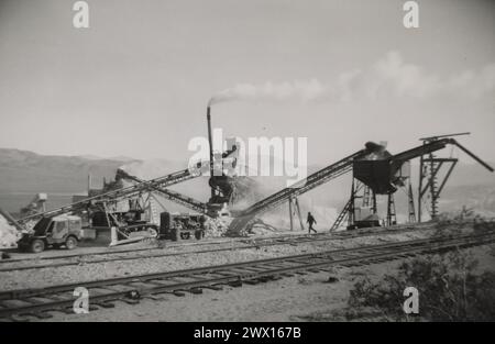 Siding Operations (wahrscheinlich im Inyo County) auf Land, das wegen des Baus der Naval Air Weapons Station am China Lake in Kalifornien verurteilt wurde. 1946 Stockfoto