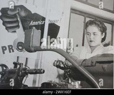 Dieses Foto zeigt eine junge Frau, die der National Youth Administration angehört, während sie in einer Maschinenfabrik in Connecticut arbeitet. 1939-1943 Stockfoto